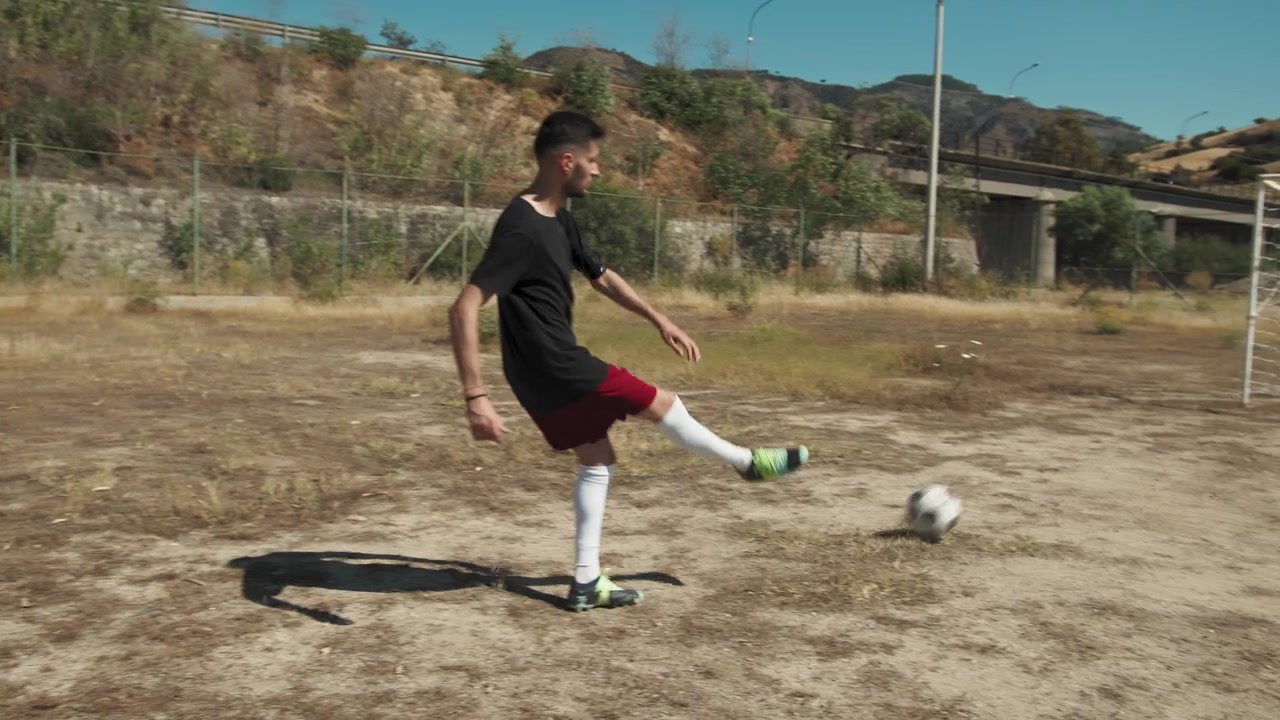 Jogador Marcando um Gol e Superando o Goleiro
