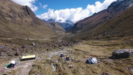 Vista-Aérea-De-La-Configuración-Del-Campamento-En-El-Paso-De-Salkantay