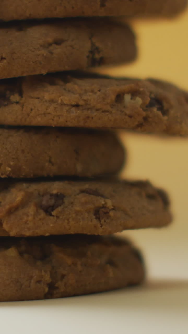 video de galletas con chocolate sobre un fondo amarillo