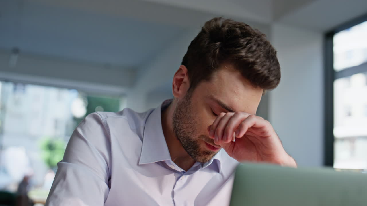 Empresário Estressado e Cansado