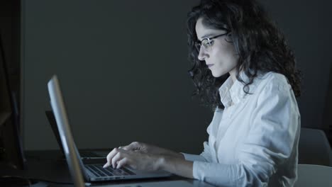 hermosa joven empresaria que trabaja hasta tarde en la noche