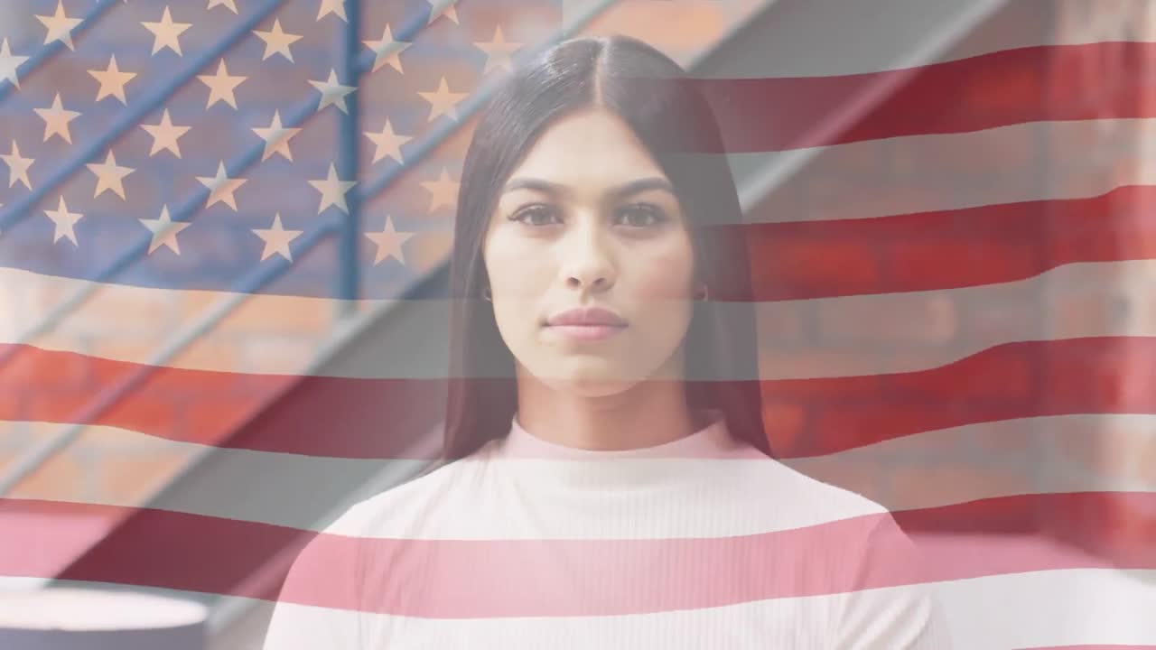 animación de la bandera de los estados unidos sobre una mujer de negocios caucásica en el cargo