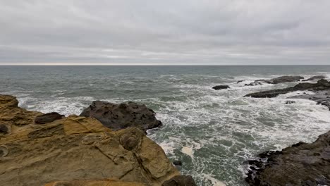 Costa-Llena-De-Rocas-Del-Océano-Pacífico