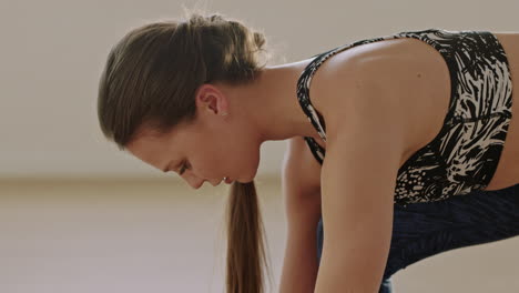 hermosa mujer de yoga ejercitando un estilo de vida saludable practicando pose de ángulo lateral extendido disfrutando del entrenamiento en el estudio de entrenamiento ejercicio de respiración consciente