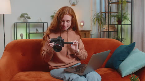 mujer feliz fotógrafo con portátil mientras sostiene cámara digital mirando la pantalla eligiendo fotos