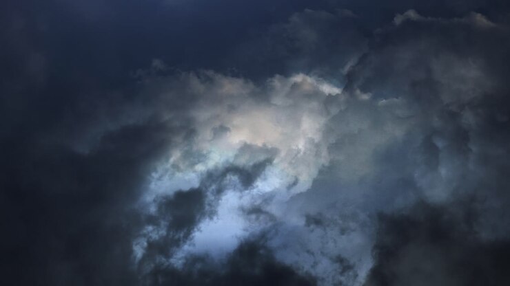 Time-lapse in 4K di nuvole temporalesche drammatiche