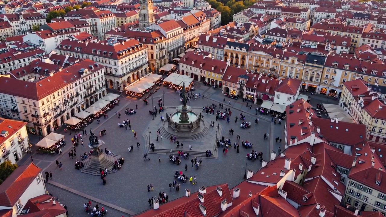 Widok z lotu ptaka na Rynek Starego Miasta w Pradze o zachodzie słońca