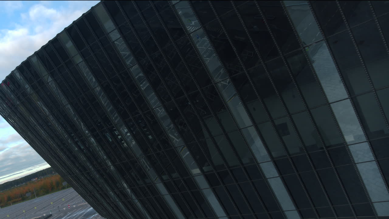 fachada de edificio de vidrio curvo moderno