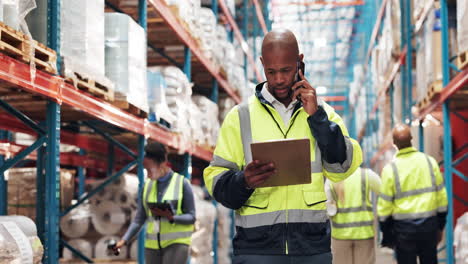 trabajadores del almacén comprobando el inventario y hablando por teléfono