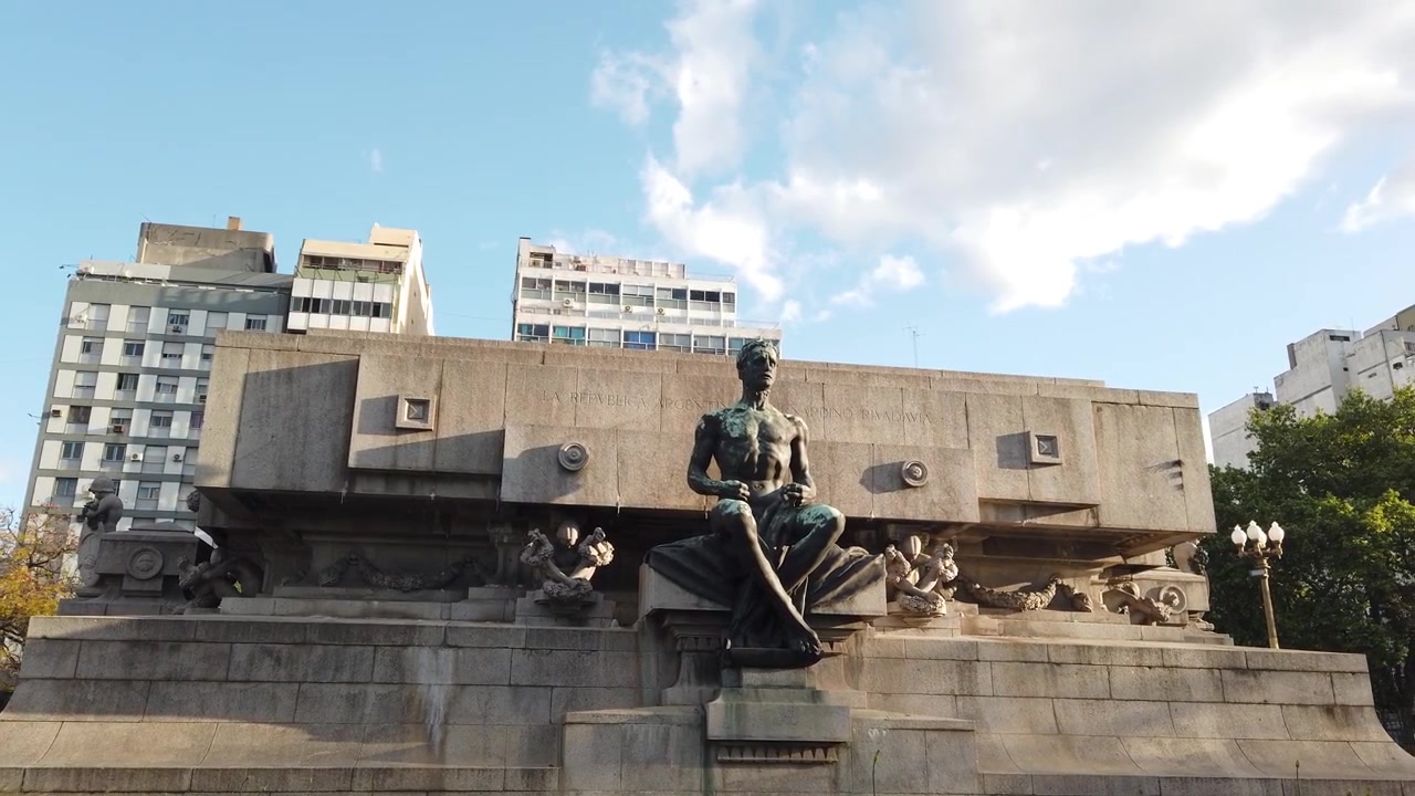 Un paisaje urbano de Buenos Aires, Argentina. Estatua de Bernardino Rivadavia, ubicada en la Plaza Miserere en la Ciudad de Buenos Aires. Obra del escultor, Barrio de Once