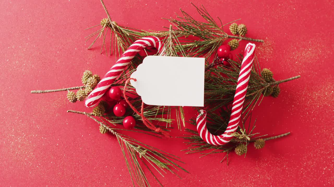 video de decoración navideña con felicitaciones de las estaciones etiqueta y copia espacio en fondo rojo