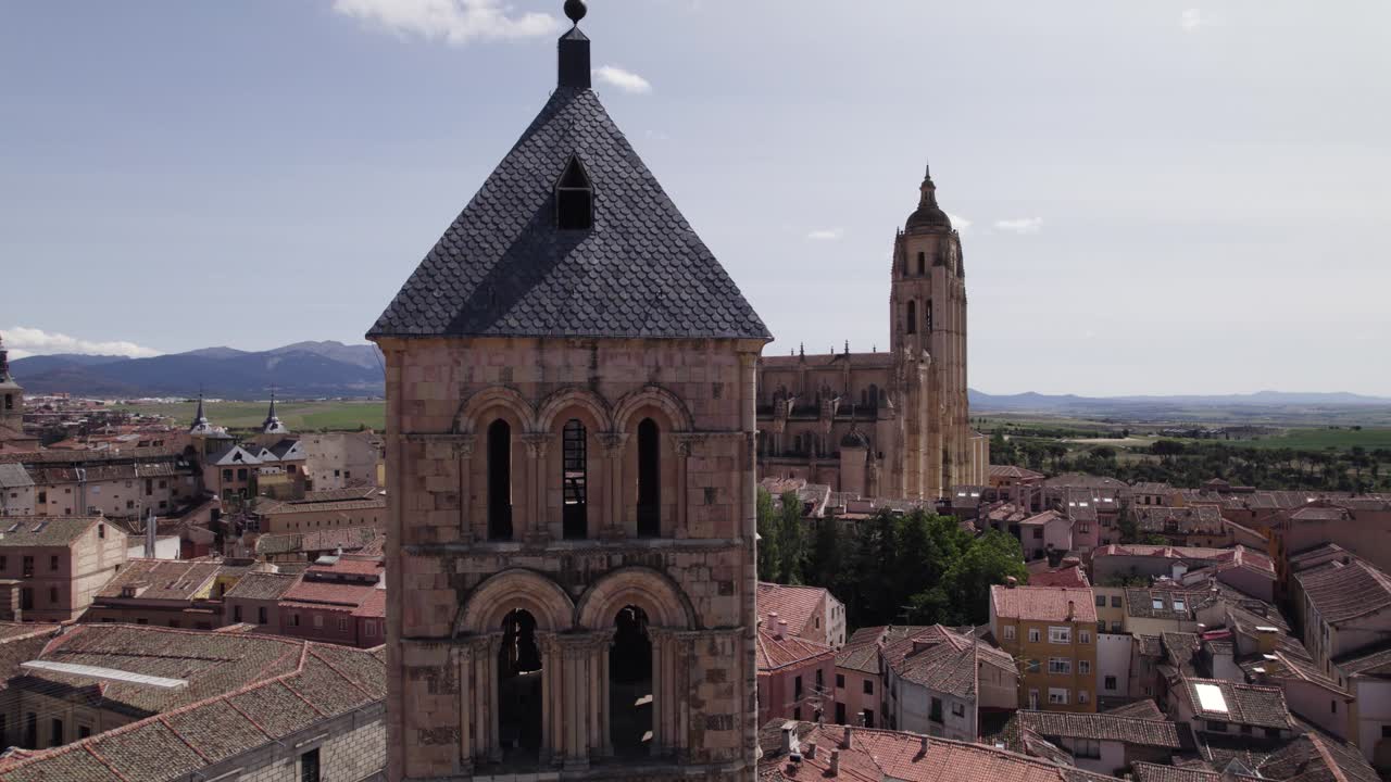 vista aérea de la torre de la iglesia de san esteban con vista a la catedral de segovia en el fondo en un día soleado