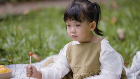 공원에서 아시안 아이