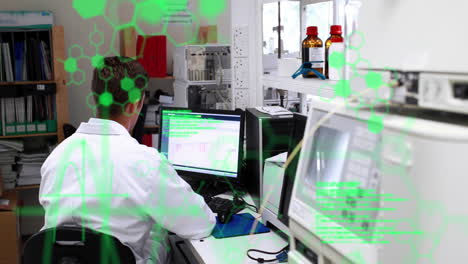animación del procesamiento de datos frente a la vista trasera de un científico masculino usando una computadora en el laboratorio