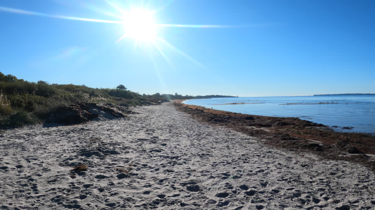 Caminhada em primeira pessoa lenta na praia.