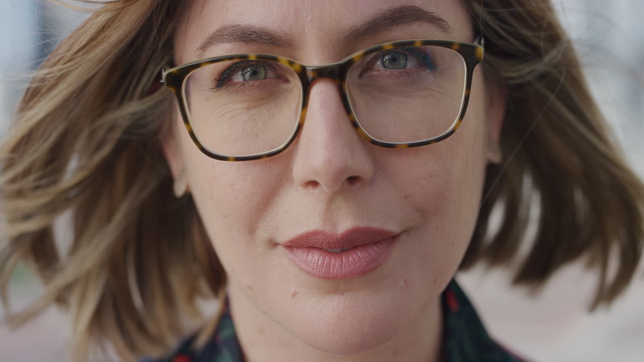 retrato de cerca hermosa joven rubia mujer sonriendo mirando tranquila independiente mujer viento soplando el cabello belleza femenina cámara lenta