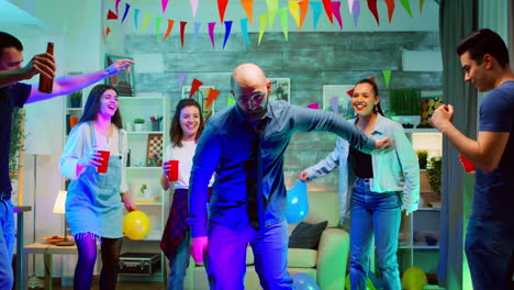 un joven guapo mostrando sus movimientos de baile.