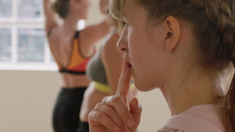 cerrar insegura mujer caucásica bailarina viendo a la gente bailando en el estudio de fitness buscando inseguro