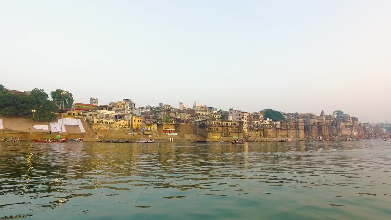río ganges en varanasi con edificios iluminados por la mañana amanecer en india