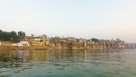 río ganges en varanasi con edificios iluminados por la mañana amanecer en india