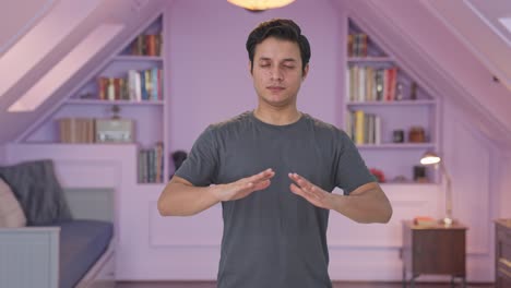 hombre indio relajándose y haciendo yoga