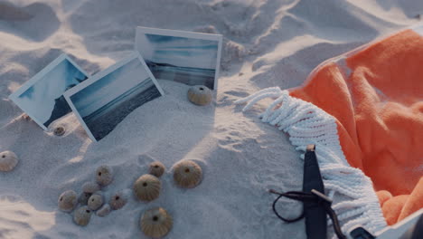 Nahaufnahme-Einer-Frau,-Die-Barfuß-Am-Strand-Steht,-Füße-Mit-Kamerafotos-Im-Sand,-Touristen,-Die-Im-Sommerurlaub-Reisen