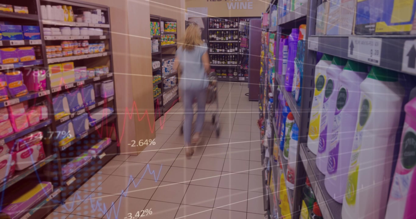 Dijital Veri Katmanıyla Süpermarkette Alışveriş Yapan Kadın