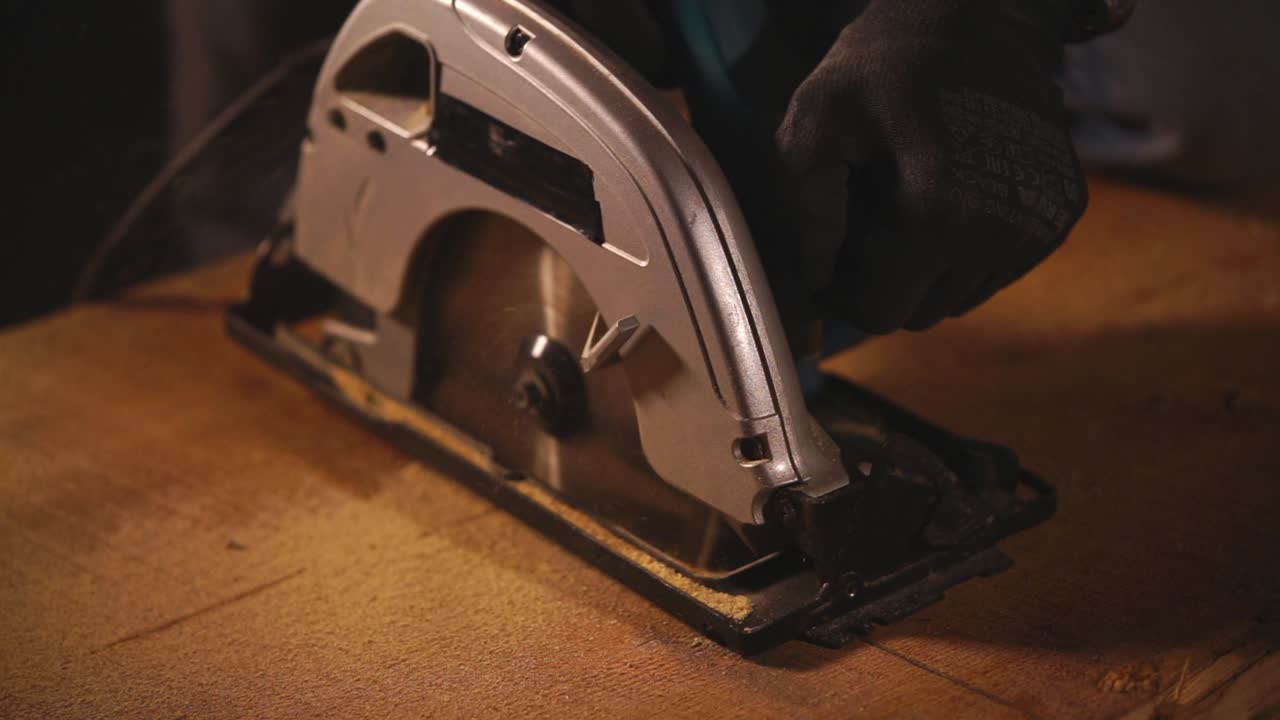 persona que utiliza una sierra circular para cortar madera.