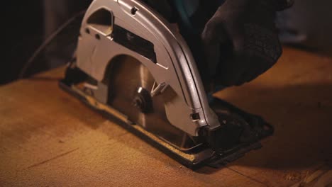 persona que utiliza una sierra circular para cortar madera.