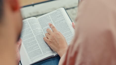 Pareja,-Lectura-De-La-Biblia-Para-Apoyo