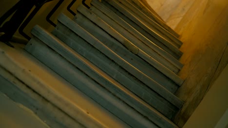 antiguas escaleras giratorias de mármol