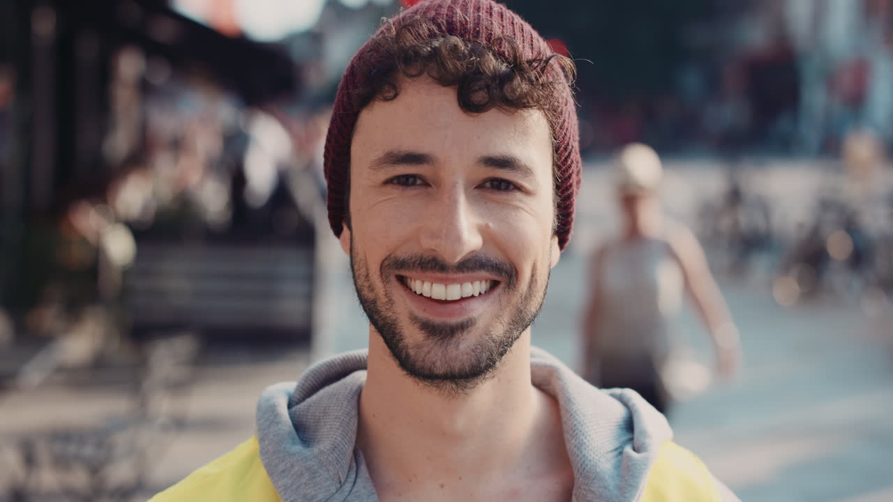 Ritratto in slow motion di un uomo caucasico carino e felice che sorride