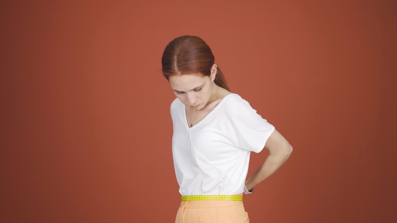 자신의 체중에 불만족한 여성.