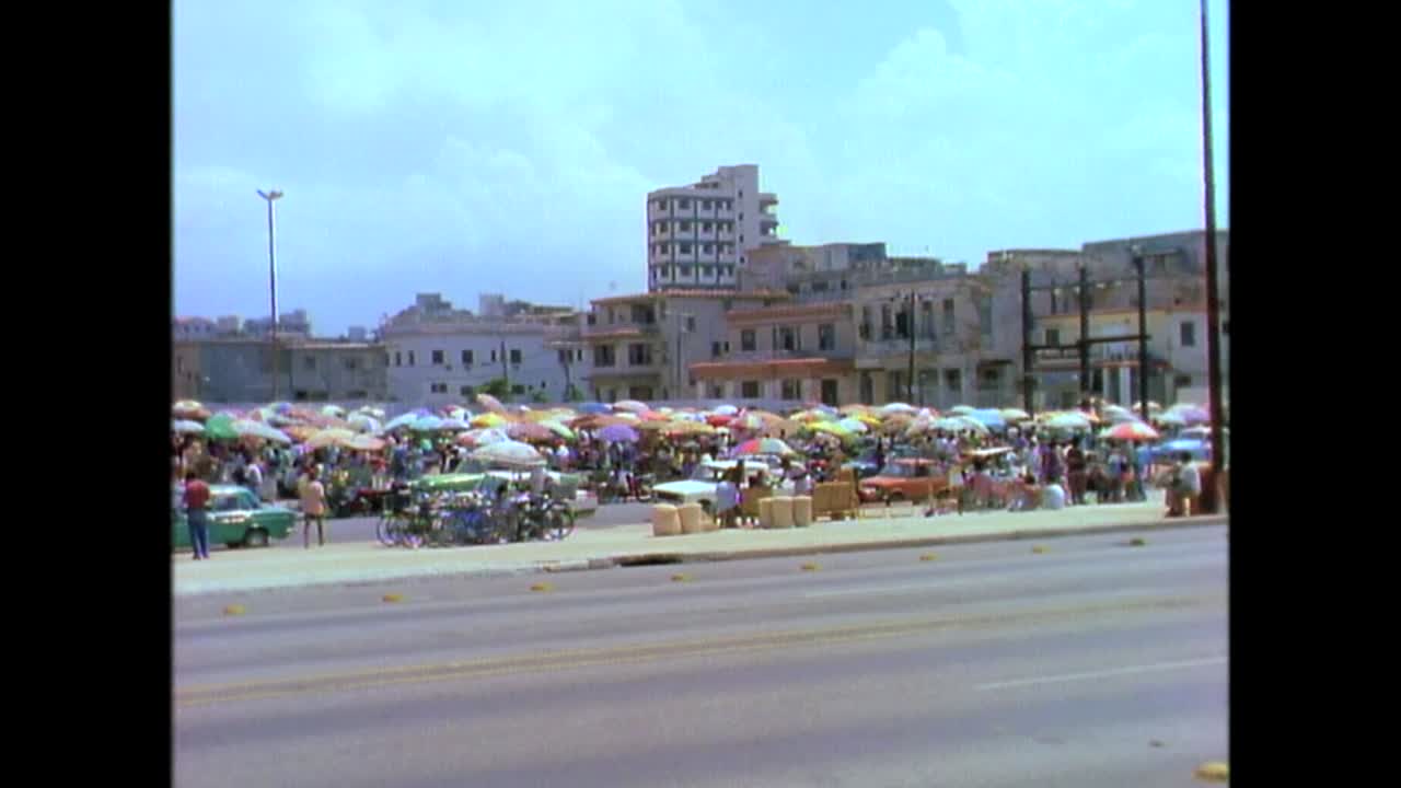 1980년대 쿠바 하바나의 거리에서 책과 선전물이 판매되고 있다
