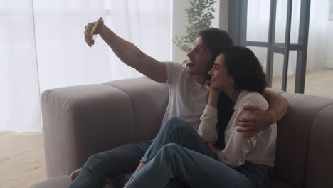 pareja feliz tomando una foto selfie en casa. hombre y mujer sonrientes tomando una foto