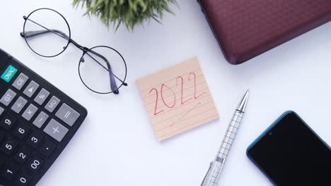 configuración de escritorio 2022 con suministros de oficina