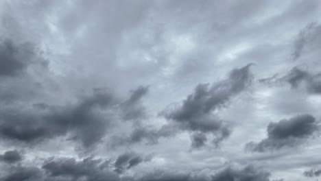 nubes grises, oscuras, sombrías y lluviosas