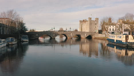 Aerial-footage,-low-level-over-the-River-Barrow-towards-the-Irish-town-of-Athy