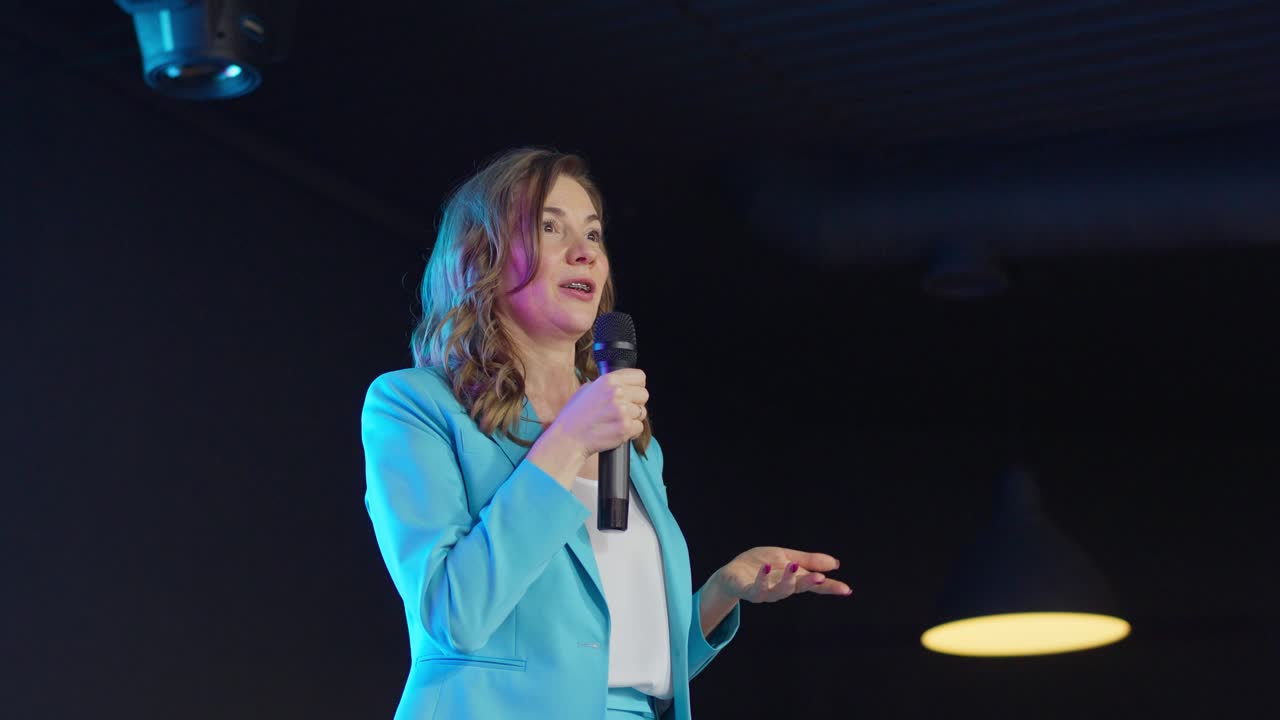Una mujer dando un discurso.