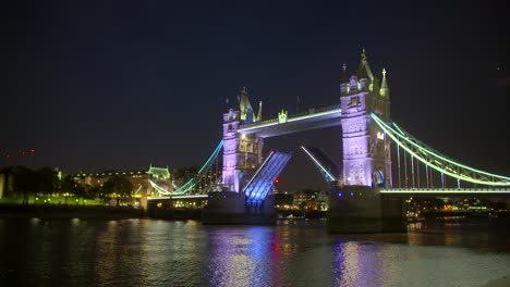 Zeitraffer-Des-Bootes-Unter-Der-Tower-Bridge-Tower