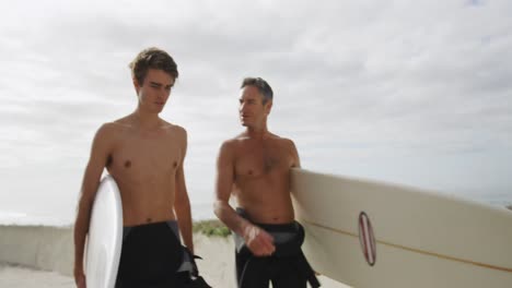 padre y joven hijo adulto disfrutando de actividades al aire libre juntos