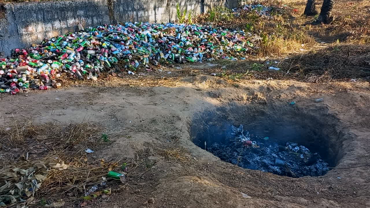쓰레기, 병, 음료수 캔을 태우는 땅의 구멍