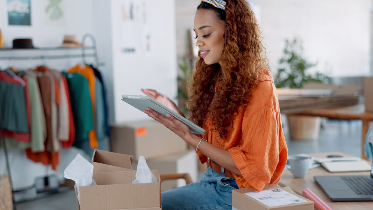 cajas de pedidos de diseñadores de moda, tabletas o logística