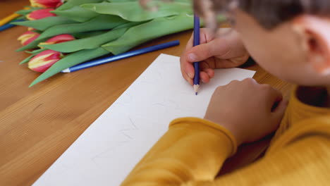 Cerca-De-Un-Joven-En-Casa-Con-Un-Ramo-De-Flores-Escribiendo-En-La-Tarjeta-Del-Día-De-La-Madre