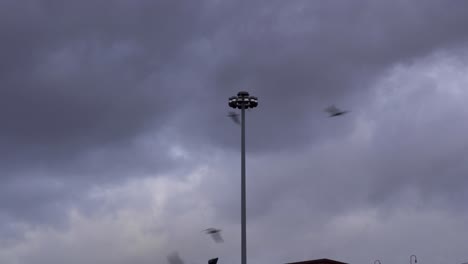 La-Tormenta-Se-Acerca,-Un-Poste-De-Luz-En-El-Medio-Del-Marco-Se-Sacude-Por-El-Intenso-Viento-En-Cámara-Lenta