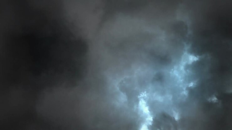 Temporale con fulmini tra le nuvole