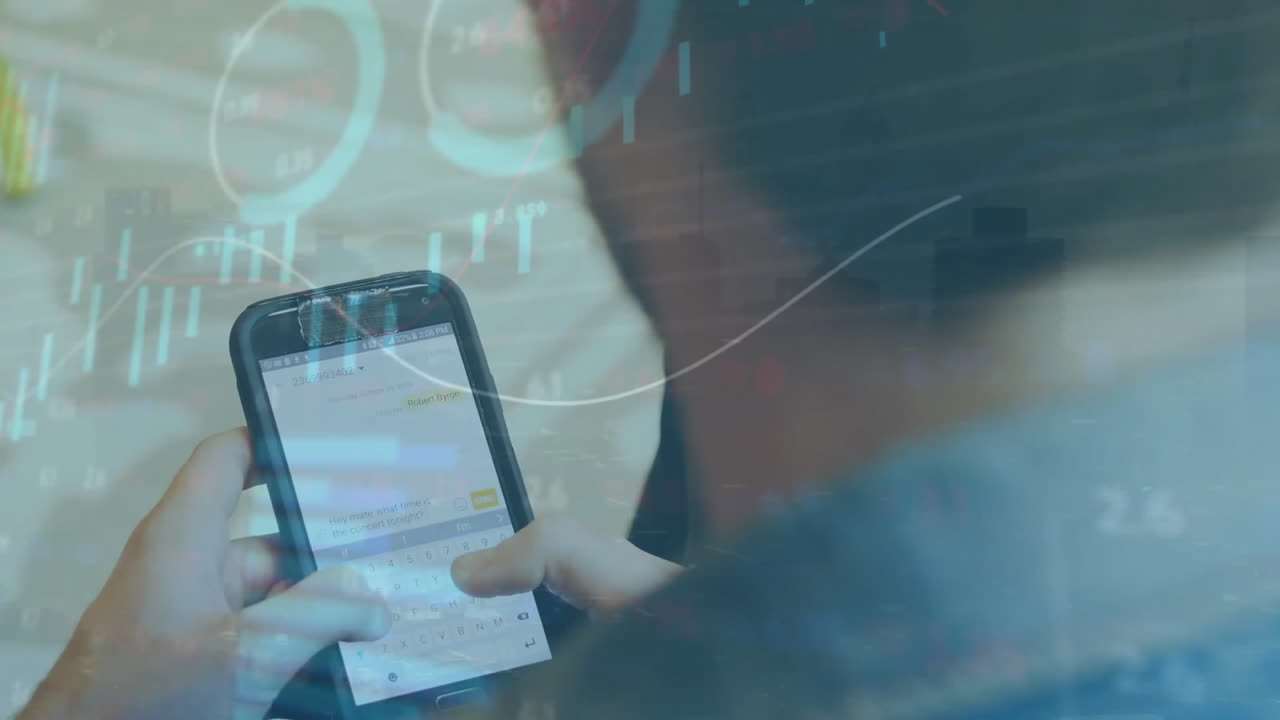 그래프의 애니메이션, 원, 거래 보드, 휴대 전화를 사용하여 채팅하는 백인 남자의 상공 뷰