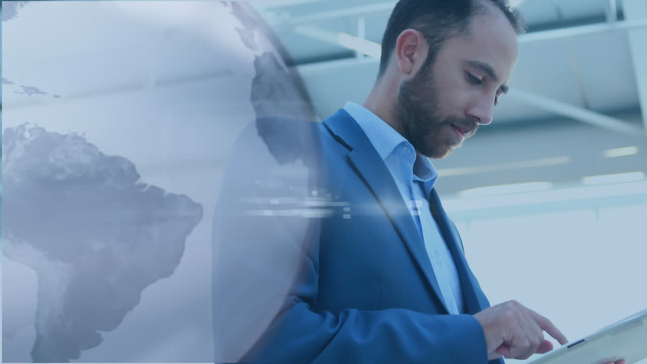 animación del globo azul y procesamiento de datos, más de un hombre de negocios que usa una tableta