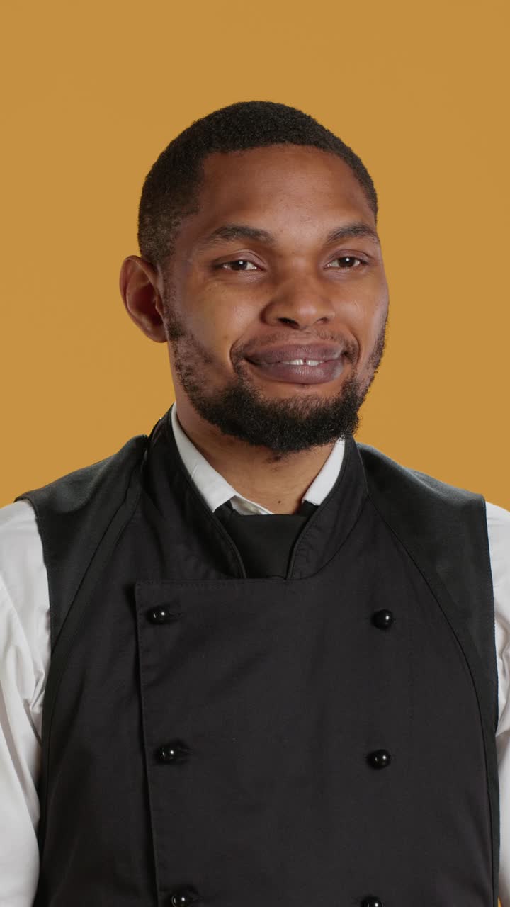 Chef sorridente che fa un gesto a cuore con le mani