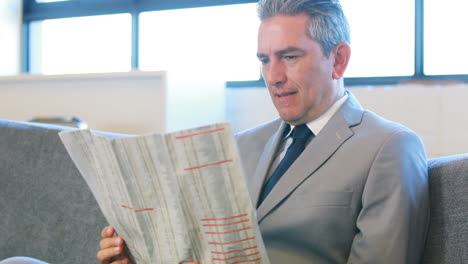 Businessman-reading-the-newspaper